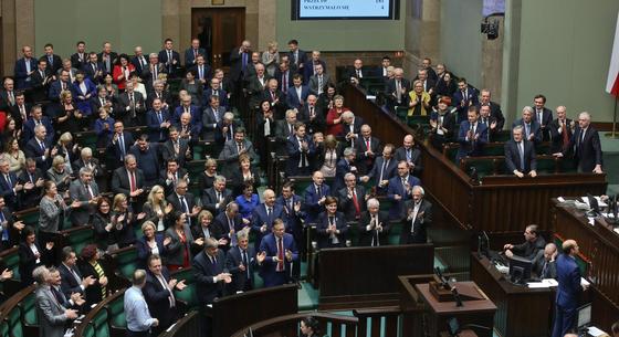 A lengyel parlament törvényt hozott az Alkotmánybíróság átalakításáról