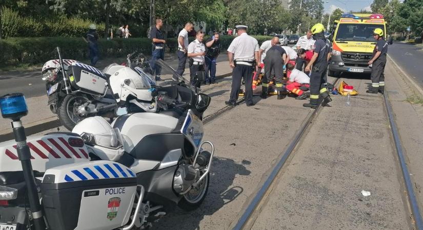 Súlyosan megsérült egy motoros rendőr Budapesten – fotók