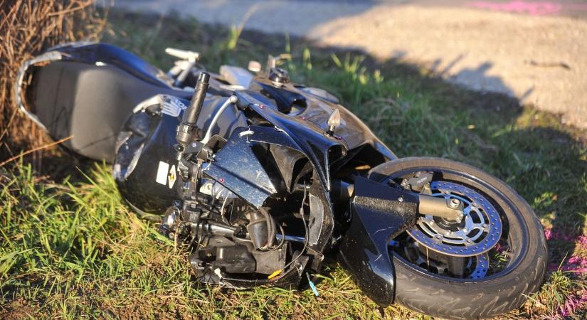 Újabb tragédia: meghalt egy motoros az egyik forgalmas főúton