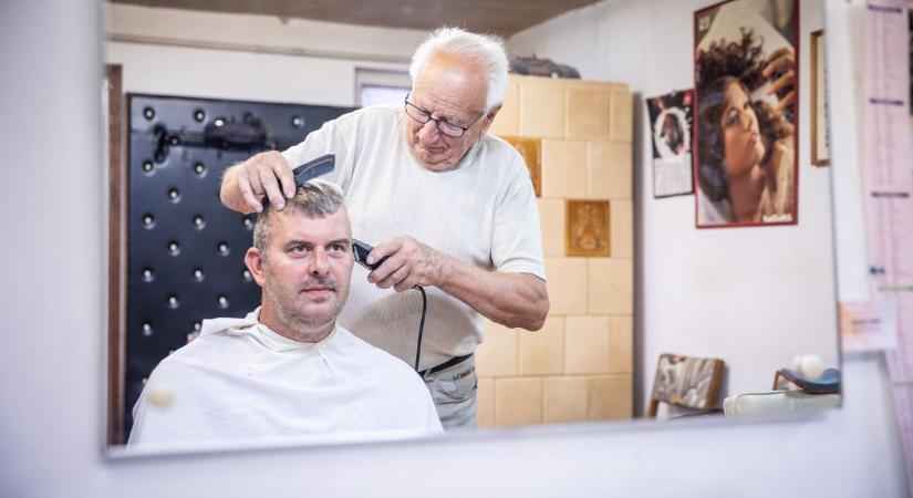 82 évesen is vágja a férfiak haját a csabai fodrász - galériával