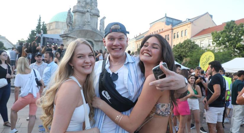 Pont került a végére: izgatott fiatalokkal telt meg a Széchenyi tér (videó)