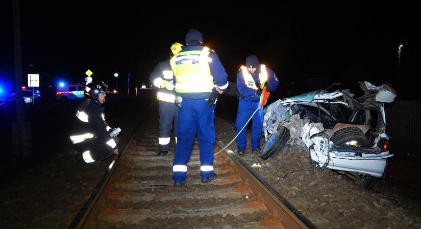 Két ember meghalt, mikor egy vasúti kereszteződésben a vonat elé hajtottak