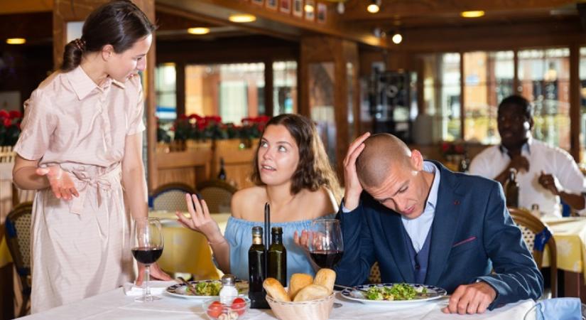 Étterembe ment a család: a férj fülig vörösödött a szégyentől, amikor meglátta, mit húz elő a táskájából a neje a vendégek előtt