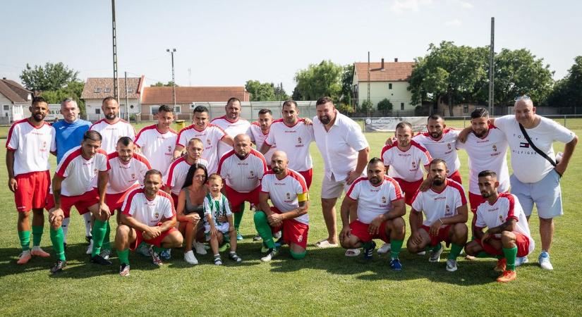 Heves vármegyei roma válogatott: újra a futballal segítenek