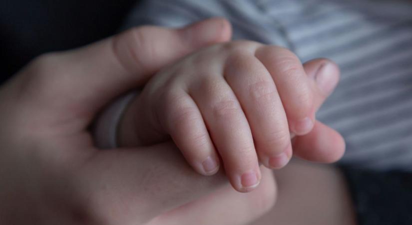 "Cses*d meg a kisbabádat" - 36 ezer forint miatt lőtt lábon egy 7 hónapos csecsemőt egy nő