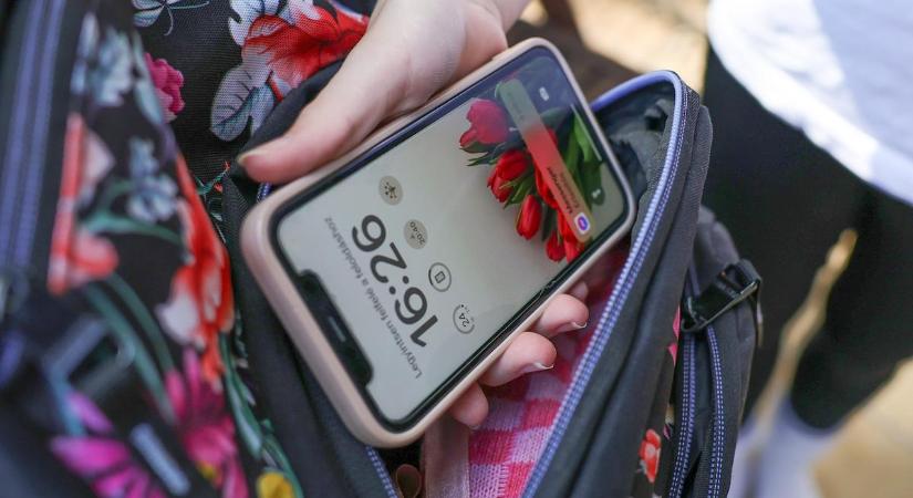 Nincs apelláta, elfogadták a törvényt: szeptembertől elvehetik a gyerekektől a mobilt az iskolákban