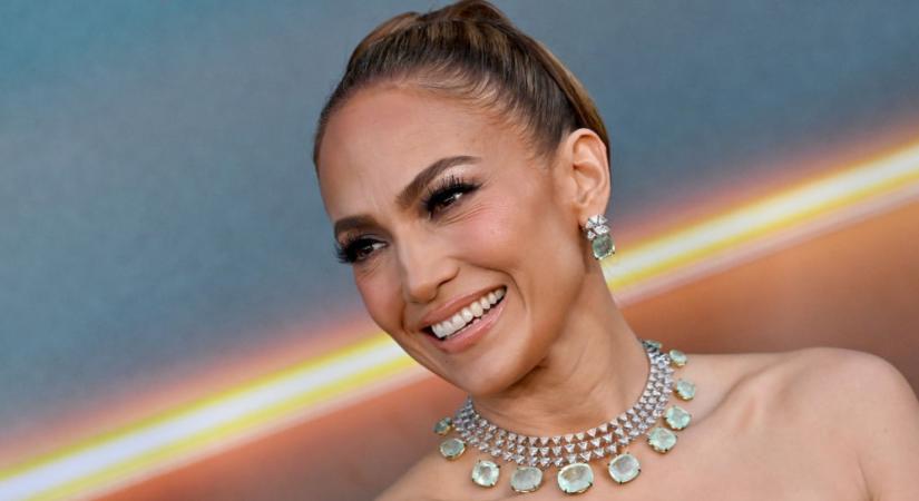 Jennifer Lopez úgy ünnepelte 55. születésnapját, mintha most érkezett volna a Bridgerton forgatásáról