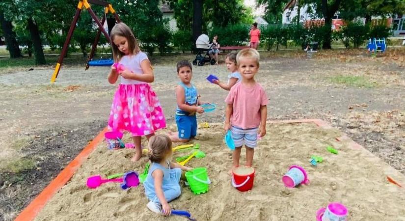 A gyerekek kívánsága teljesült: lett homokozó is a játszótéren