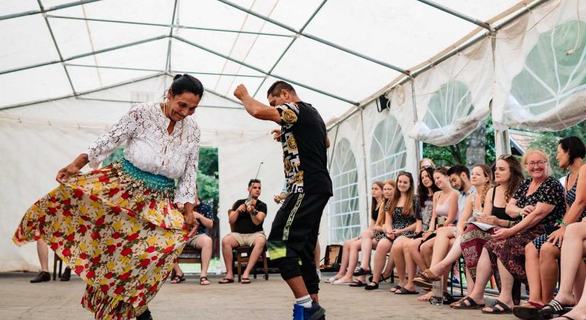 Cigányfolklór tábor Háromszéken: énekelve, táncolva ismerkednek a cigányság kultúrájával