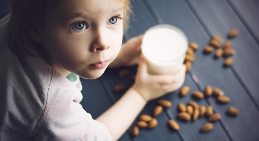 Ezt érdemes megfigyelni! Nagyobb eséllyel növi ki a gyermek az tejfehérje allergiát, ha így reagál az ételre