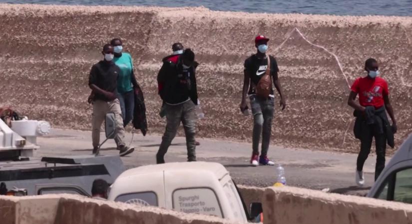 Minden férfi migránst Albániába küldenek az olaszok augusztustól  videó