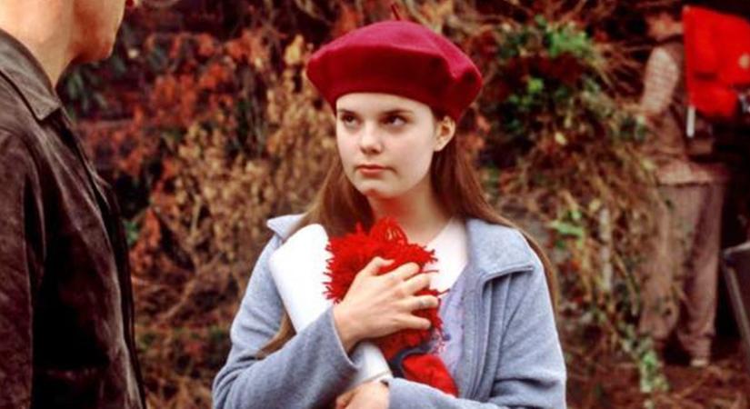 Ő volt a rémisztő, autista kislány Stephen King klasszikusában – A fiatal színésznő ilyen bombázó lett felnőtt korára