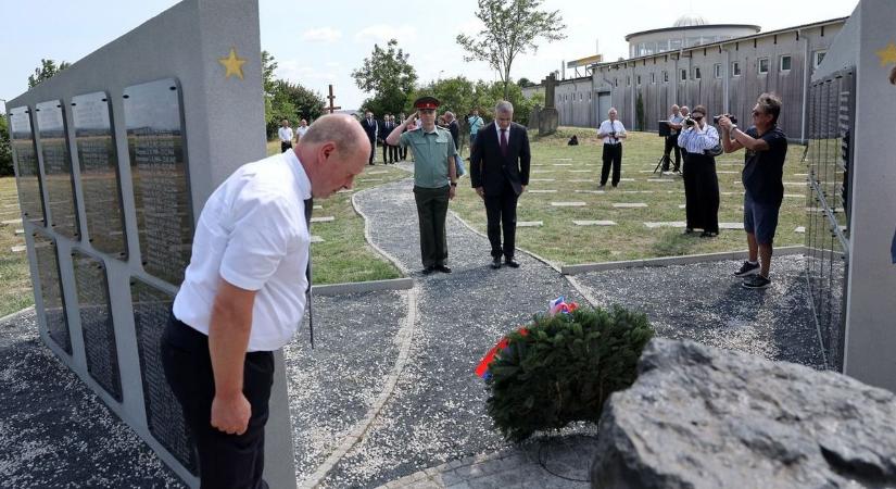 Gránitba vésett nevek őrzik a Marcali környékén elhunyt szovjet katonák emlékét