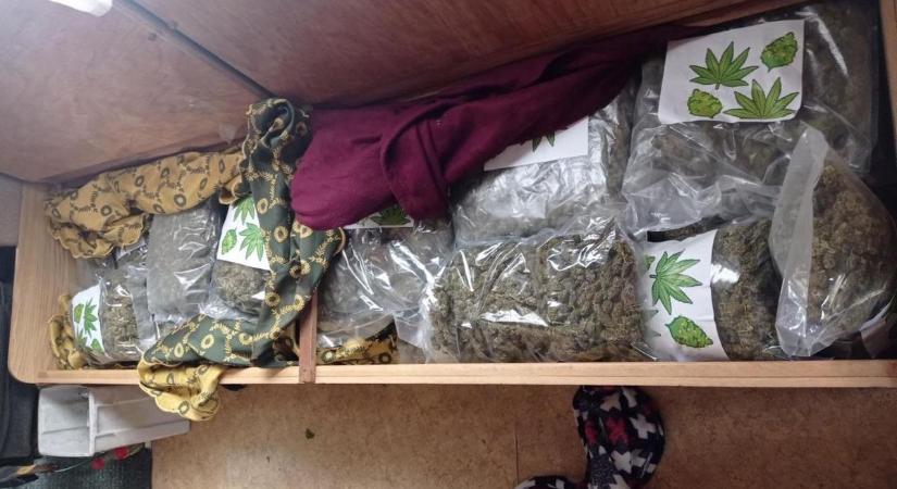 Több mint 60 kiló kábítószert találtak egy lakóautóban a rendőrök - fotók, videó