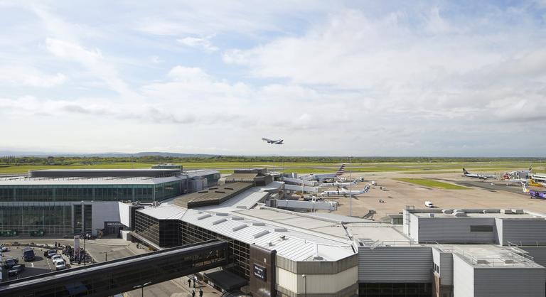 Felfüggesztették a manchesteri repülőtéren embereket verő rendőrt