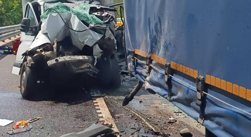 Nagy baleset az M7-esen, lezárták a pálya Budapest felé vezető oldalát