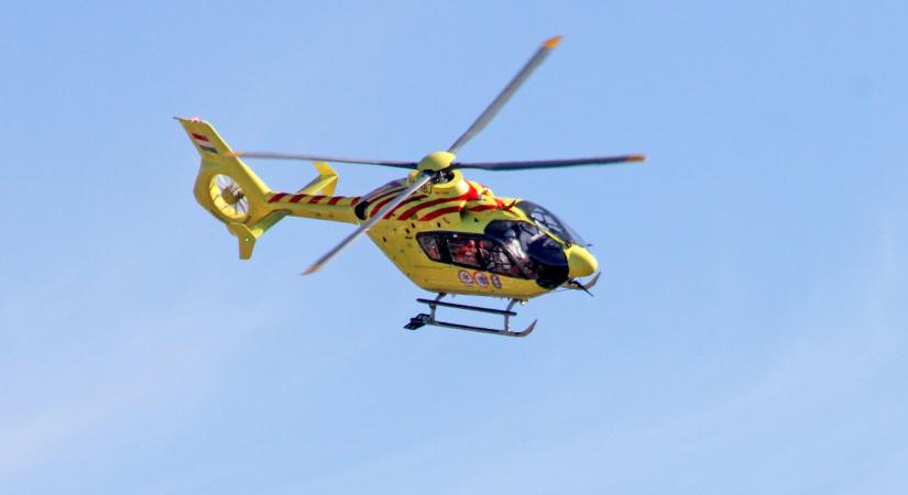 Mentőhelikopter érkezett a Kőröshegyi völgyhídhoz
