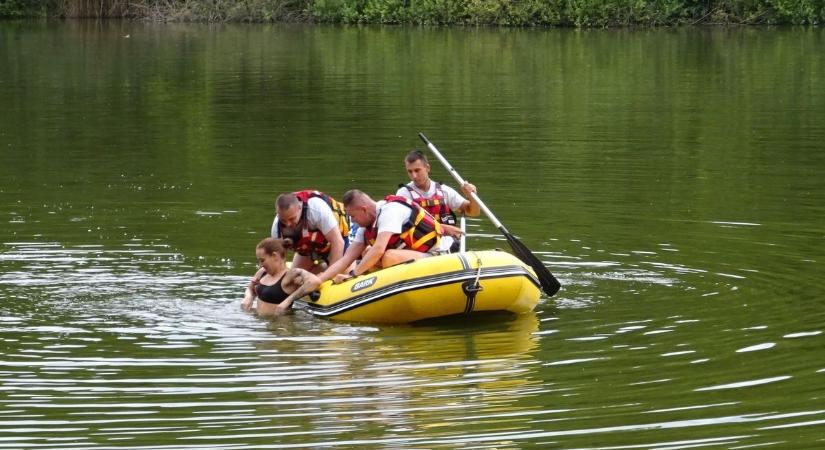 Fiataloknak mutatták be a vízből mentés technikáját Balassagyarmaton