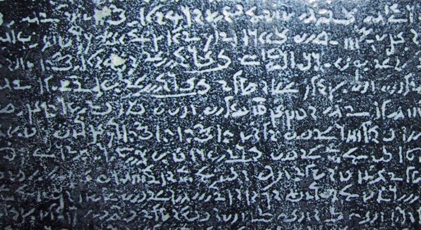 Egy kő, ami lehetővé tette az egyiptomi hieroglifák megfejtését