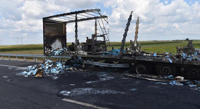 Csak romok maradtak: műanyag maszkokat szállító kamion gyulladt ki az M4-es autóúton – fotók
