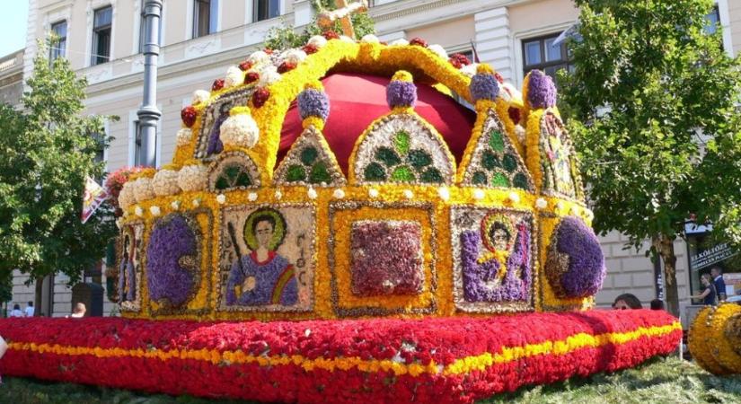 Debreceni virágkarnevál: készülnek a virágkocsik, kétezer felvonuló lesz a karneváli menetben