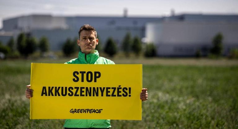 Greenpeace: Szabálytalanul magas a károsanyag-kibocsátás a komáromi akkumulátorgyárban