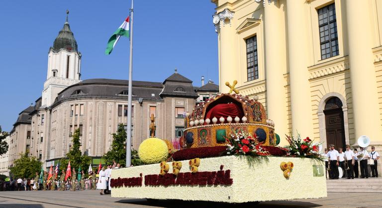 Készülnek a virágkocsik, kétezer felvonuló lesz a Debreceni Virágkarneválon