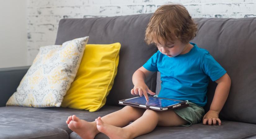 Nyári digitális függőség: így választhatja le gyermekét az okoseszközökről a szünidőben