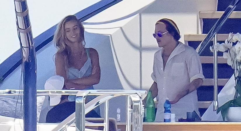 Először kapták őket együtt lencsevégre: Johnny Depp egy privát jachton romantikázott a gyönyörű szupermodellel – fotók