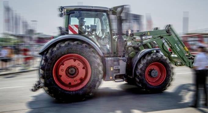 A betakarítási munkák miatt sok a traktor az utakon