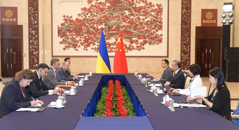 Kínai külügyminiszter: Peking kész konstruktív szerepet játszani az orosz-ukrán konfliktus lezárásban