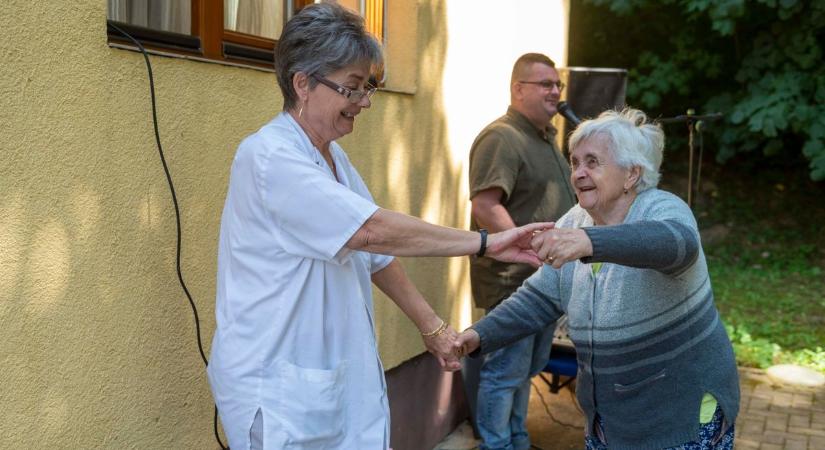 Kerti partin perdültek táncra a szépkorúak Somoskőújfaluban (videó)