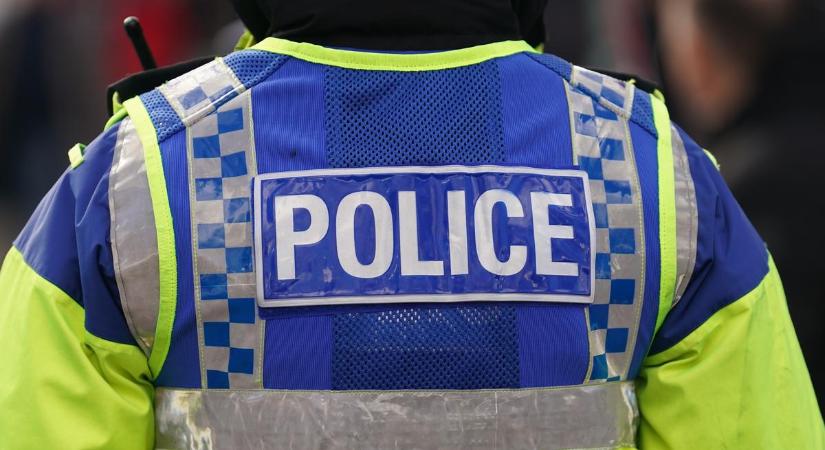 Brutálisan bántalmazás a manchesteri repülőtéren: arcon rúgta, majd fejbe taposta a földön fekvő férfit a brit rendőr - videó