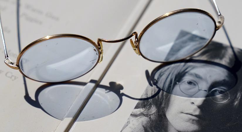 John Lennon szemüvege és Abbey Road-fotók kerülnek kalapács alá
