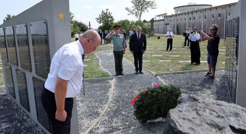 Ötágú csillag alakú szovjet emlékhelyet újított fel Marcaliban a Roszatom