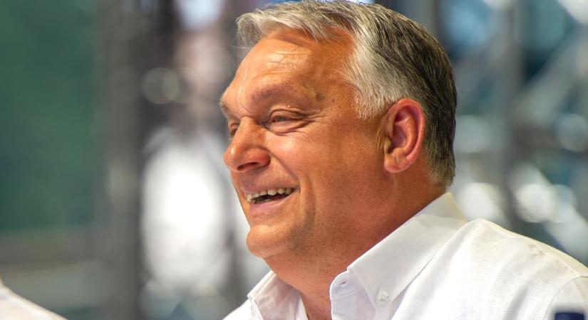 Így avatták tiszteletbeli huszárrá Orbán Viktort Tusnádfürdőn – videó
