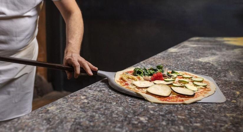 Egy pizzériából 93 kilónyi élelmiszert vontak ki a forgalomból Hevesben