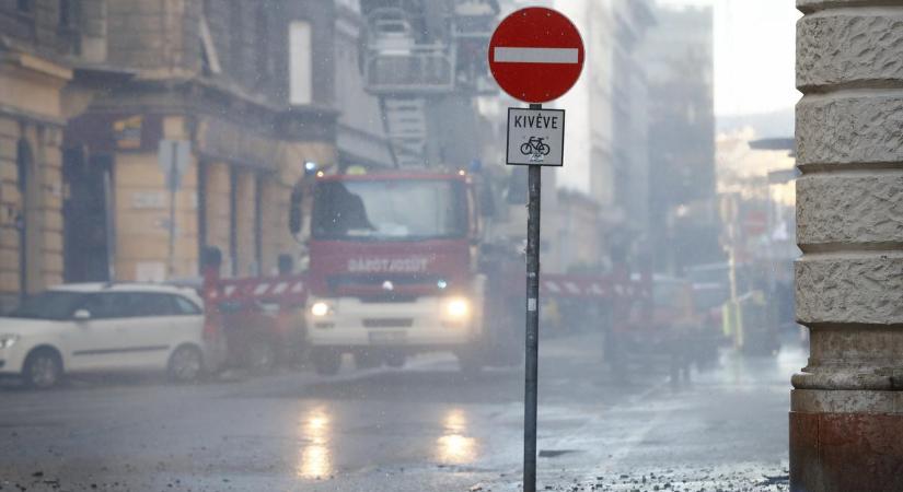 Péntek reggel lángok csaptak fel Budapest belvárosában: egy autóról terjedt tovább a tűz