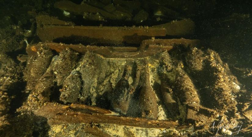 Pezsgővel és ásványvízzel rakott hajóroncsra bukkantak lengyel búvárok
