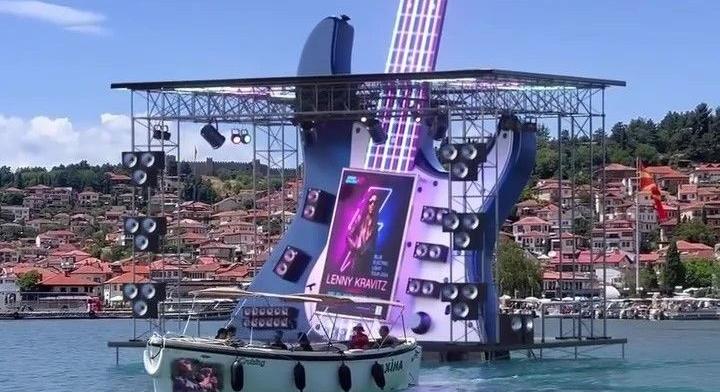 Lenny Kravitz egy óriási gitár helyezett el az Ohridi-tóban