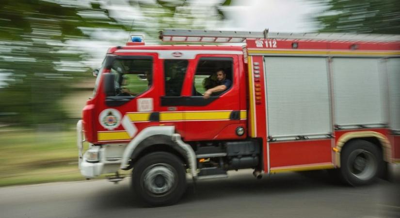 Lángoló autóhoz és lakóházra dőlt fához is siettek a vármegyei tűzoltók csütörtökön