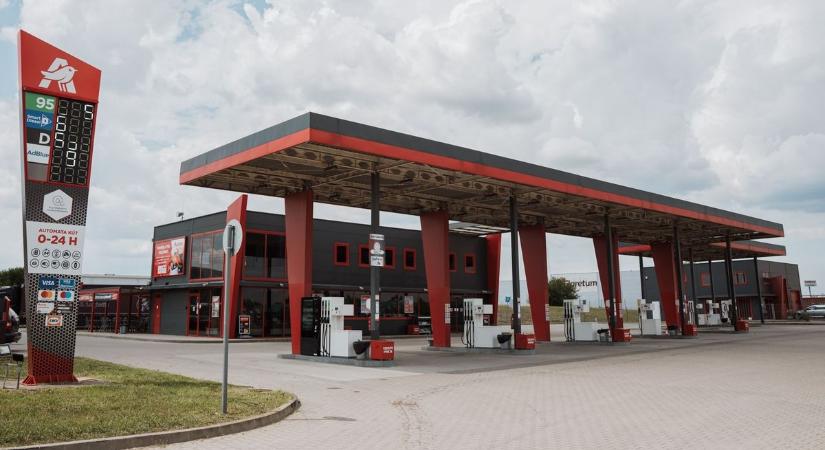 Budapesten új diszkont benzinkutat nyitott az Auchan – ilyen töltőállomásuk még nem volt