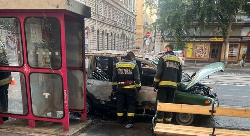 Kigyulladt egy autó Budapest közepén  videó