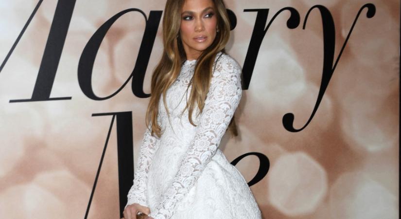 Az 55 éves Jennifer Lopez fehér fürdőruhában mutatta meg az elképesztő alakját