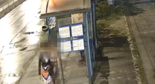 Videón, ahogy két nő kirámol egy részeg férfit Szegeden