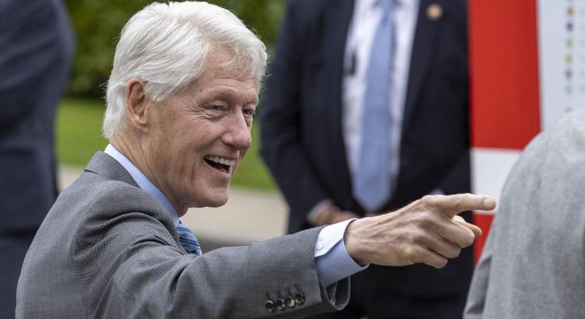 Az idő vasfoga Bill Clintont sem kíméli: családtagjai körében tűnt fel az egykori elnök, szinte rá sem lehet ismerni – galéria