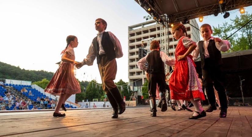 Kazáron és Salgótarjánban is ropták a folklór fesztivál táncosai (fotók, videó)