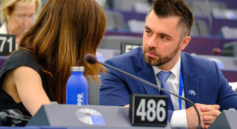 Nem az a kérdés, hogy lehet-e 50 fokban operálni, hanem, hogy túléli-e a beteg – üzente meg a Tisza Párt orvos EP-képviselője Kásler Miklósnak