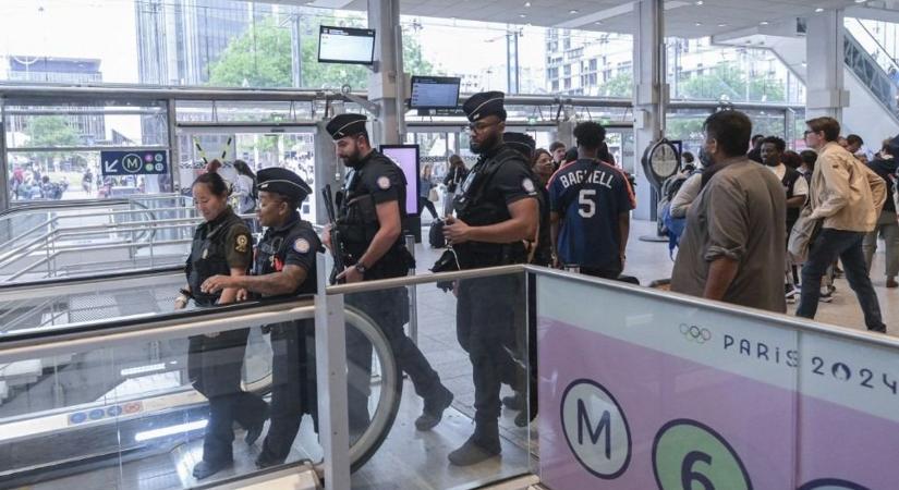 A rendőrség lelőtt egy burkát viselő nőt a párizsi helyi vasútállomáson  videó