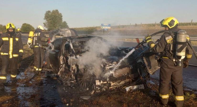 Teljes terjedelmében égett egy autó az M7-es autópályán, Nagykanizsa térségében